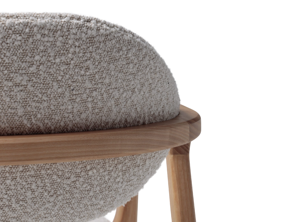 Chaise design avec accoudoirs bois teinte naturelle et tissu bouclé blanc Chaise design avec accoudoirs bois teinte naturelle et tissu bouclé blanc