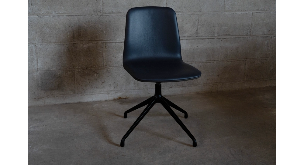 Silla de oficina sin ruedas respaldo de madera tinte antracita asiento de piel de vacuno antracita