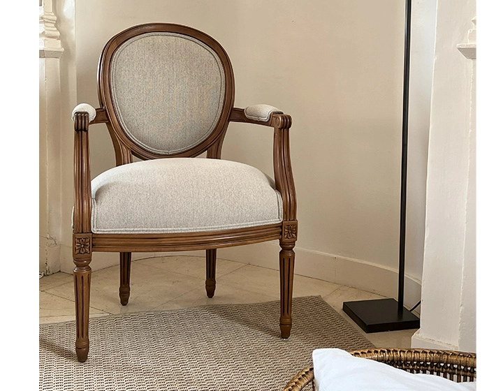 Fauteuil ancien style Louis XVI bois teinte ancienne et tissu beige naturel Fauteuil ancien style Louis XVI bois teinte ancienne et tissu beige naturel