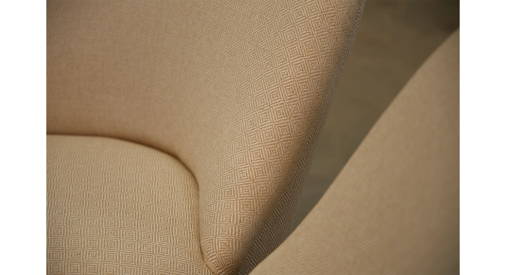 Lot de 2 fauteuils crapaud sans accoudoirs pieds bois teinte noyer et tissu chevron beige Lot de 2 fauteuils crapaud sans accoudoirs pieds bois teinte noyer et tissu chevron beige
