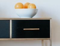 Console design frêne laqué noir et métal patine laiton Console design frêne laqué noir et métal patine laiton