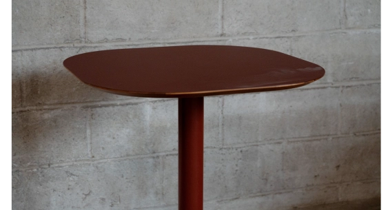 Extensible table for 6 to 8 people in oak and ceramic with ceramic extension with dark stained wood and a slate effect ceramic top and extension. 140x100 cm