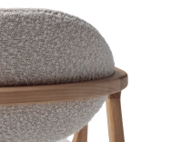 Chaise design avec accoudoirs bois teinte naturelle et tissu bouclé blanc Chaise design avec accoudoirs bois teinte naturelle et tissu bouclé blanc