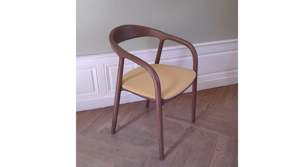 Chaise scandinave bois teinte noyer assise tissu jaune pâle Chaise scandinave bois teinte noyer assise tissu jaune pâle