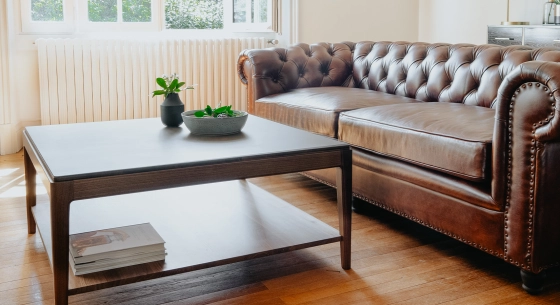 Canapé Chesterfield cuir 3 places marron soutenu accoudoirs cloutés