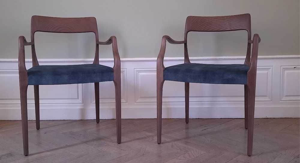 Lot de 2 chaises avec accoudoirs bois teinte marron foncé et tissu velours bleu Lot de 2 chaises avec accoudoirs bois teinte marron foncé et tissu velours bleu