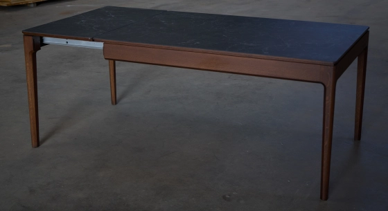 Extensible table for 6 to 8 people in oak and ceramic with ceramic extension with dark stained wood and a slate effect ceramic top and extension. 140x100 cm