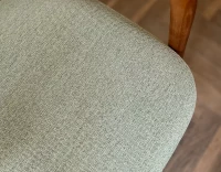 Chaise scandinave bois teinte merisier assise tissu vert