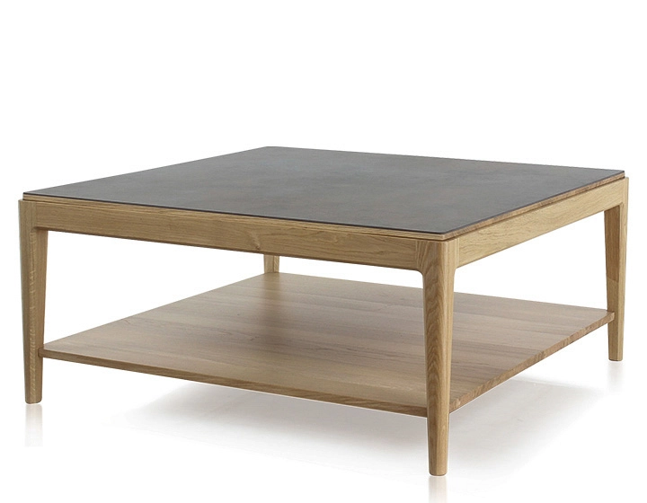 Table basse carrée en chêne et céramique avec tablette en bois teinte naturelle plateau céramique brun oxydé 100x100 cm Table basse carrée en chêne et céramique avec tablette en bois teinte naturelle plateau céramique brun oxydé 100x100 cm