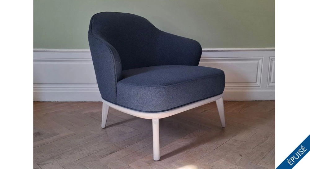 Fauteuil design bois teinte nordique et tissu bleu Fauteuil design bois teinte nordique et tissu bleu