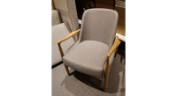 Fauteuil scandinave en bois teinte naturelle et tissu brun