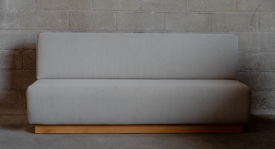 Banco socle de roble natural asiento tejido beige natural