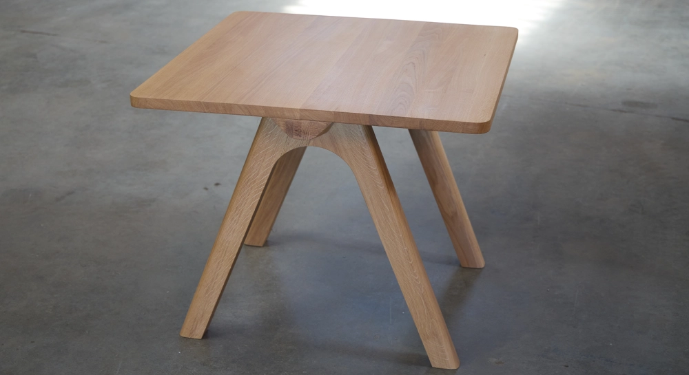 Table salle à manger en chêne 4 personnes teinte naturelle 90x90 cm Table salle à manger en chêne 4 personnes teinte naturelle 90x90 cm