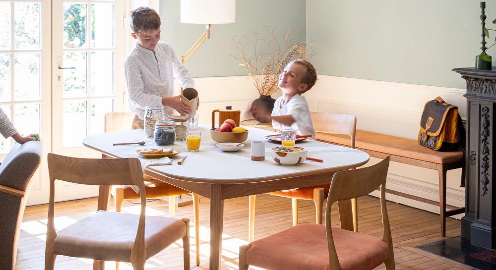 Table salle à manger en chêne et céramique 6 personnes avec bois teinte naturelle et plateau céramique effet marbre blanc 140x100 cm Table salle à manger en chêne et céramique 6 personnes avec bois teinte naturelle et plateau céramique effet marbre blanc 140x100 cm