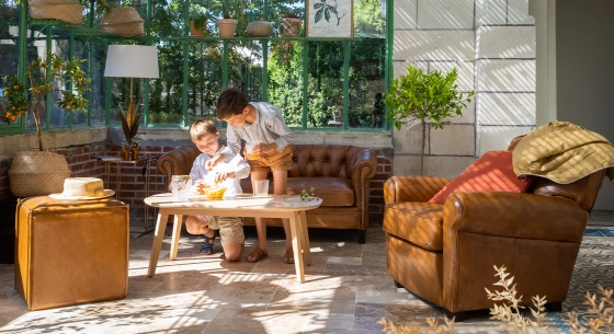 Canapé Chesterfield cuir 2 places cognac accoudoirs cloutés