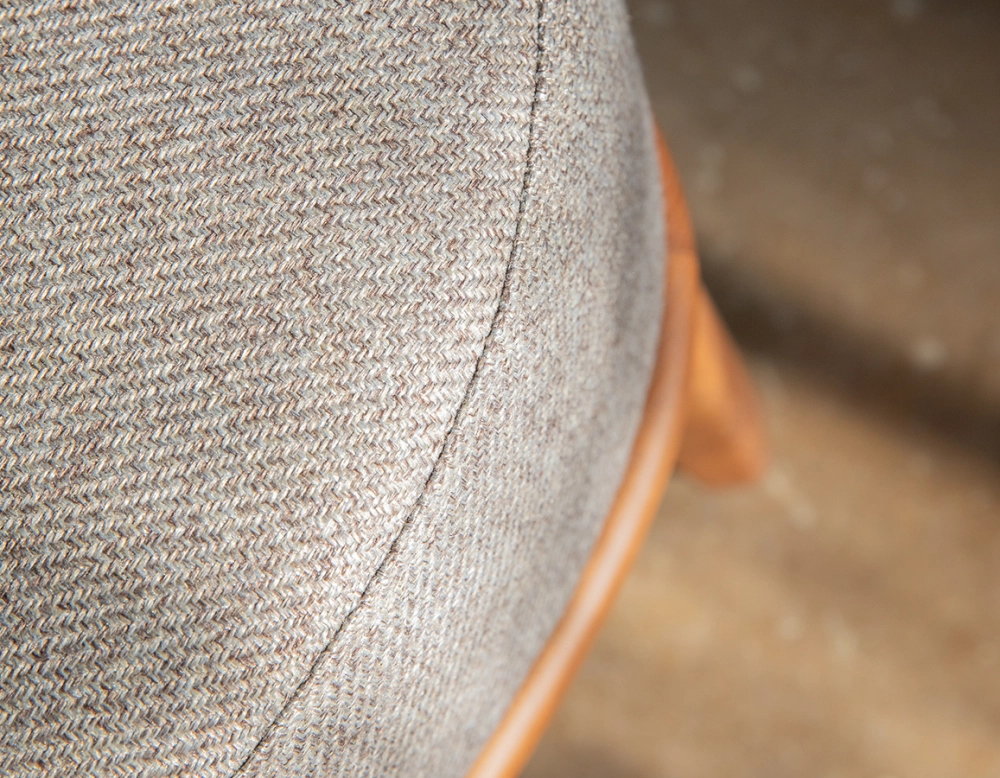 Fauteuil design cuir caramel et tissu brun Fauteuil design cuir caramel et tissu brun