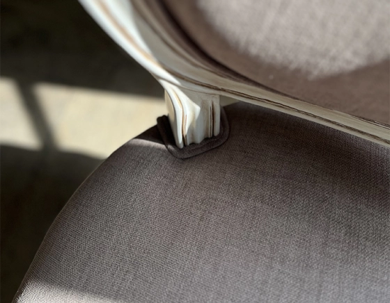 Chaise ancienne style Louis XVI bois teinte ancienne et tissu taupe