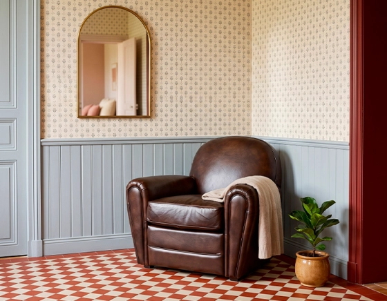 Fauteuil club cuir marron soutenu accoudoirs passepoil