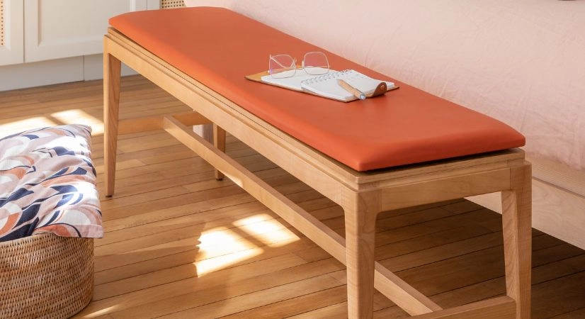 Banc design bois teinte naturelle assise cuir coquelicot L160 cm Banc design bois teinte naturelle assise cuir coquelicot L160 cm