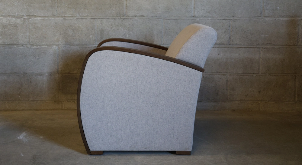 Fauteuil design bois teinte marron foncé et tissu beige naturel