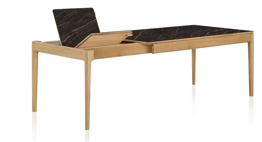 Table extensible en chêne et céramique allonges céramique avec bois teinte naturelle et plateau et allonges céramique effet marbre noir 210x100 cm