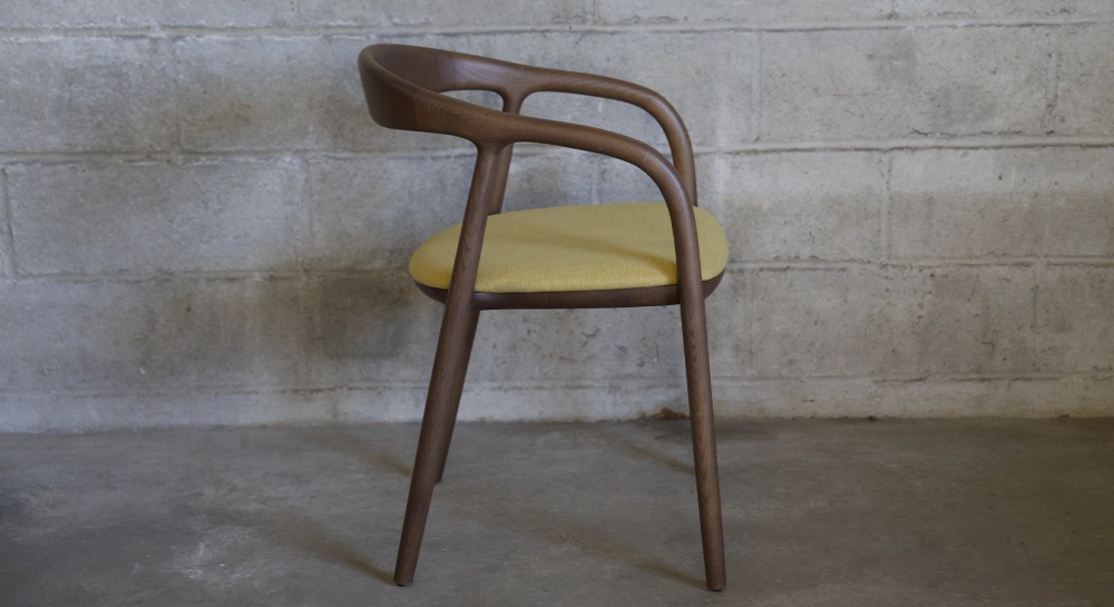 Chaise scandinave bois teinte noyer assise tissu jaune pâle