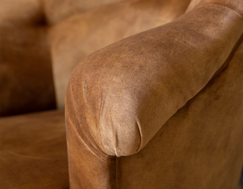 Fauteuil crapaud avec accoudoirs pieds bois teinte noyer et tissu velours bronze moyen dossier Fauteuil crapaud avec accoudoirs pieds bois teinte noyer et tissu velours bronze moyen dossier