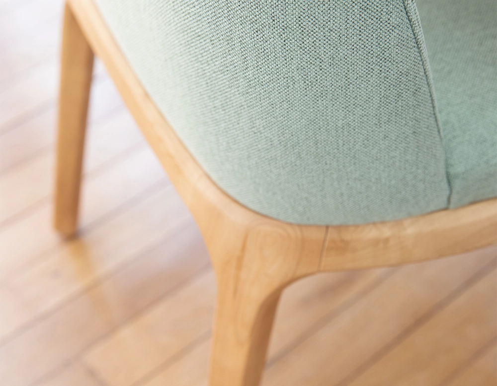 Chaise design bois teinte naturelle et tissu vert sauge Chaise design bois teinte naturelle et tissu vert sauge