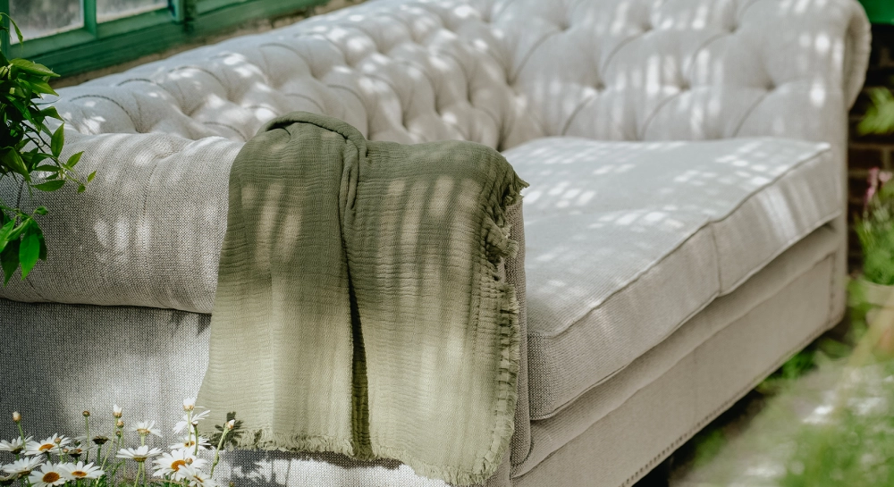 Canapé chesterfield tissu 3 places beige chiné Canapé chesterfield tissu 3 places beige chiné