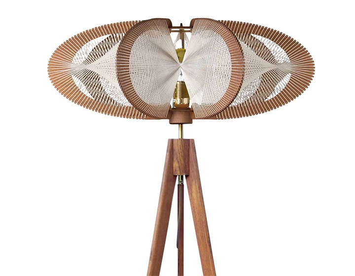 Lampadaire sur trépied en chêne et fil de coton tressage twist grand modèle Lampadaire sur trépied en chêne et fil de coton tressage twist grand modèle