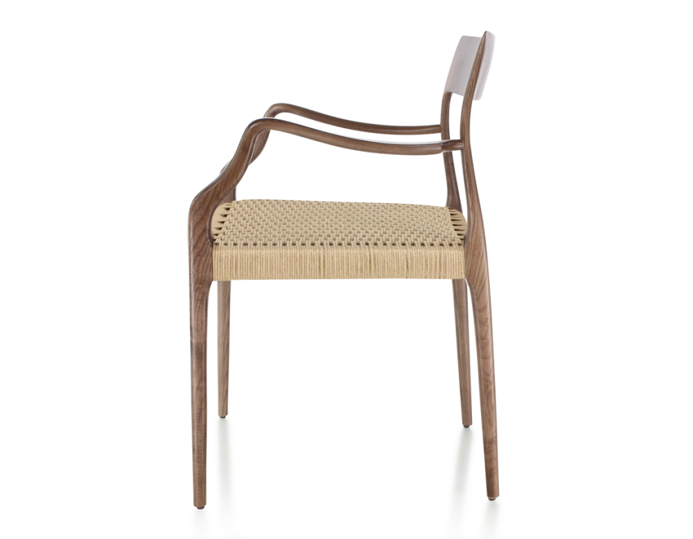 Chaise scandinave avec accoudoirs bois teinte marron foncé assise corde Chaise scandinave avec accoudoirs bois teinte marron foncé assise corde
