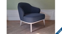 Fauteuil design bois teinte nordique et tissu bleu Fauteuil design bois teinte nordique et tissu bleu