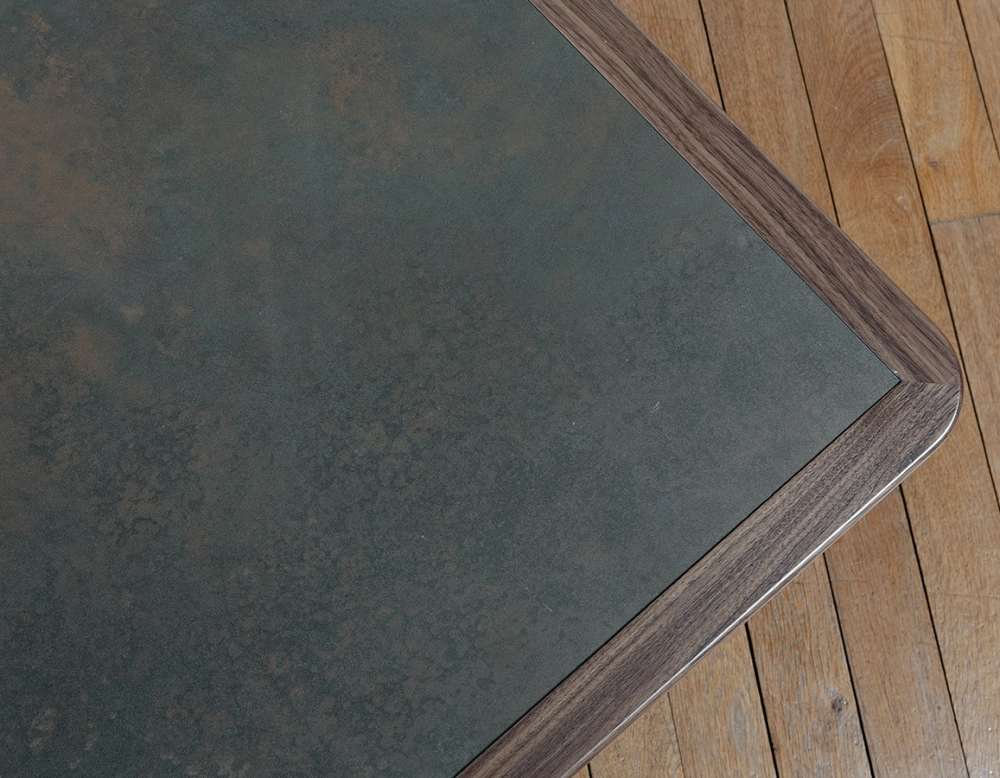 Table basse carré en noyer et céramique bois teinte naturelle plateau céramique brun oxydé 100x100 cm Table basse carré en noyer et céramique bois teinte naturelle plateau céramique brun oxydé 100x100 cm