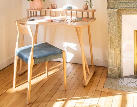 Chaise scandinave bois teinte naturelle assise tissu velours bleu pétrole