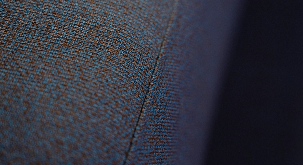 Sofá de diseño tejido jaspeado marrón y violeta