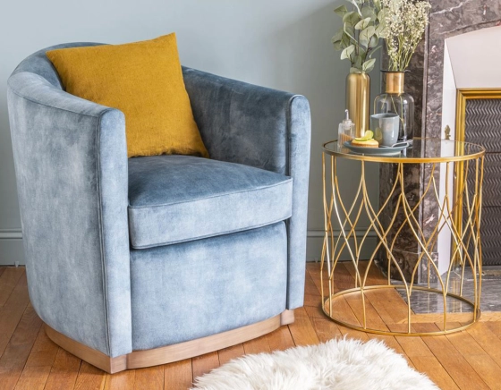 Fauteuil club tissu tissu bleu pétrole socle bois effet laiton