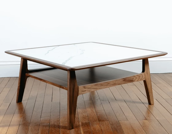 Table basse carrée en noyer dessus céramique effet marbre blanc 100x100 cm