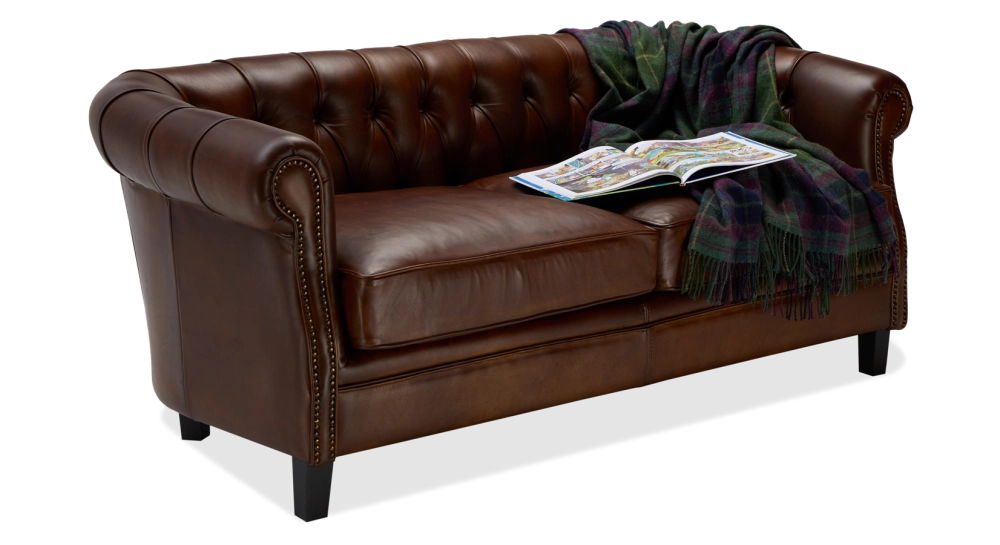 Canapé Chesterfield cuir 2 places marron soutenu accoudoirs cloutés Canapé Chesterfield cuir 2 places marron soutenu accoudoirs cloutés