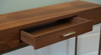 Console design en noyer massif et laiton véritable Console design en noyer massif et laiton véritable