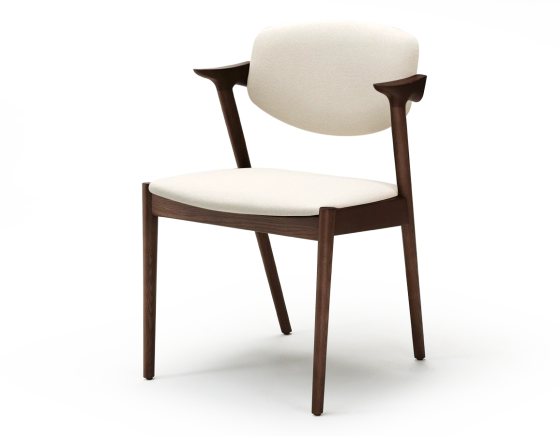 Chaise scandinave bois teinte marron foncé assise tissu blanc cassé