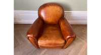 Fauteuil club cuir marron clair accoudoirs cloutés Fauteuil club cuir marron clair accoudoirs cloutés