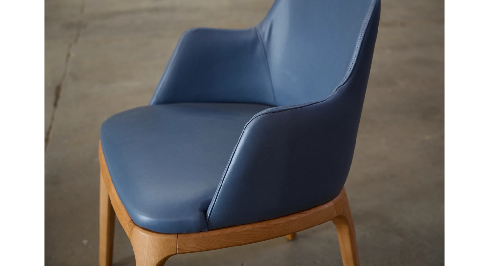 Chaise design avec accoudoirs bois teinte naturelle et cuir bleu orage Chaise design avec accoudoirs bois teinte naturelle et cuir bleu orage