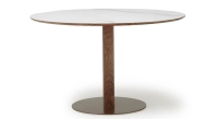 Table salle à manger ronde en noyer et céramique 4 à 6 personnes avec bois teinte naturelle et plateau céramique effet marbre blanc 110x110