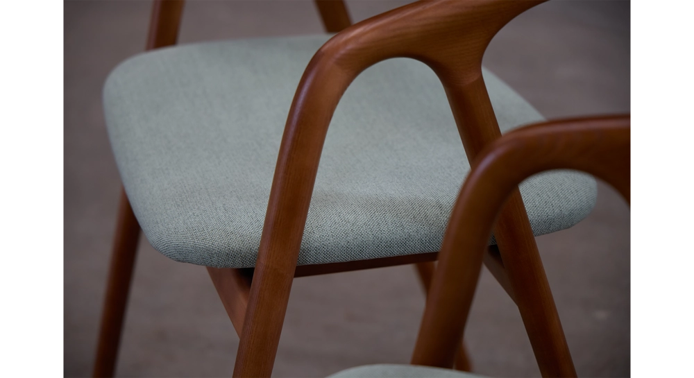 Lot de deux chaises scandinave bois teinte merisier assise tissu vert clair Lot de deux chaises scandinave bois teinte merisier assise tissu vert clair