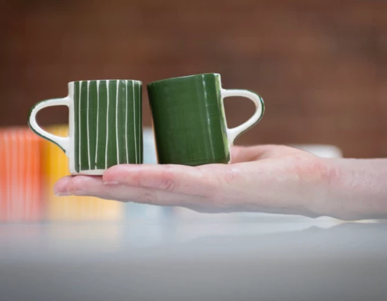 Tasse à café en céramique striée verte