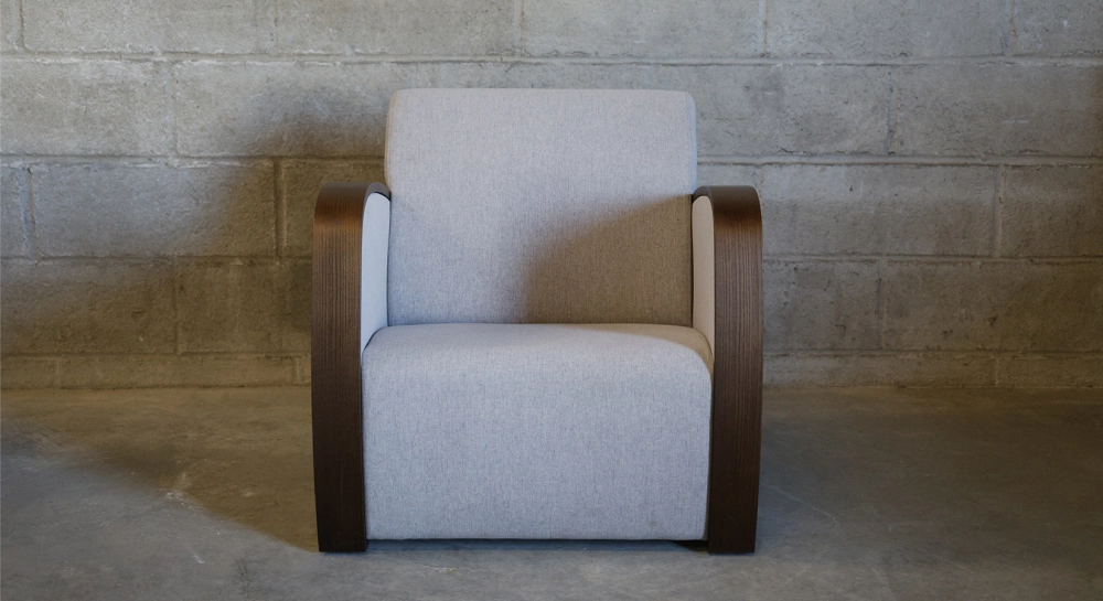 Fauteuil design bois teinte marron foncé et tissu beige naturel