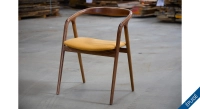 Chaise scandinave bois teinte noyer assise tissu orange clair Chaise scandinave bois teinte noyer assise tissu orange clair