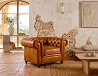 Fauteuil chesterfield cuir marron clair accoudoirs cloutés