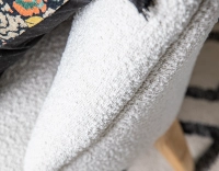 Fauteuil crapaud sans accoudoirs pieds bois teinte naturelle et tissu bouclé blanc Fauteuil crapaud sans accoudoirs pieds bois teinte naturelle et tissu bouclé blanc