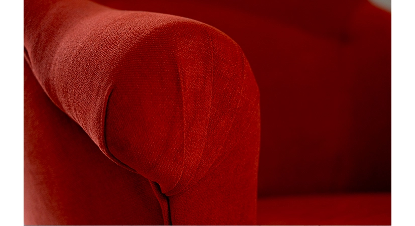 Fauteuil crapaud avec accoudoirs pieds bois teinte naturelle et tissu velours terracotta